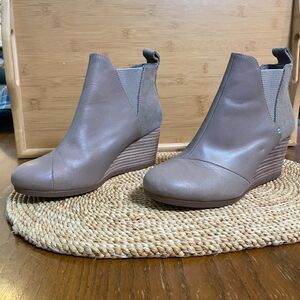 TOMS Taupe Leather Wedge Ankle Booties Sz 7 Side Stretch Pull On Chic Minimalist